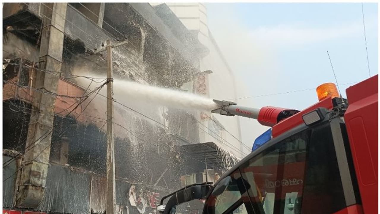 fire : കൊണ്ടോട്ടിയില്‍ ബഹുനില കെട്ടിടത്തില്‍ വന്‍ തീപിടുത്തം, ഹോട്ടല്‍ കത്തി നശിച്ചു; ലക്ഷങ്ങളുടെ നഷ്ടം