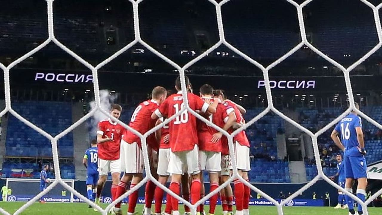 FIFA Ban Russia: റഷ്യയെ വിലക്കി ഫിഫ, ലോലകകപ്പ് യോഗ്യതാ പോരാട്ടങ്ങളിലും വനിതാ യൂറോ കപ്പിലും മത്സരിക്കാനാവില്ല FIFA Ban Russia: റഷ്യയെ വിലക്കി ഫിഫ, ലോലകകപ്പ് യോഗ്യതാ പോരാട്ടങ്ങളിലും വനിതാ യൂറോ കപ്പിലും മത്സരിക്കാനാവില്ല