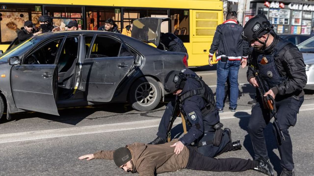 Ukraine Crisis : റഷ്യന് ആയുധക്കമ്പനി മുതലാളിയ്ക്ക് കട്ടപ്പണികൊടുത്ത് യുക്രൈന് ജീവനക്കാരന് Ukraine Crisis : റഷ്യന് ആയുധക്കമ്പനി മുതലാളിയ്ക്ക് കട്ടപ്പണികൊടുത്ത് യുക്രൈന് ജീവനക്കാരന്