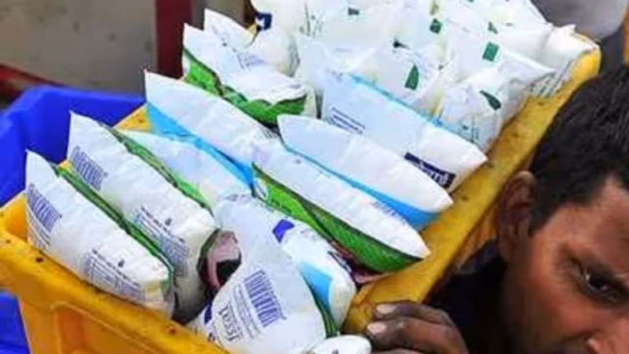 பொதுமக்களுக்கு 'அதிர்ச்சி செய்தி..' பால் விலை அதிரடி உயர்வு.. இன்று முதல் அமல் !! பொதுமக்களுக்கு 'அதிர்ச்சி செய்தி..' பால் விலை அதிரடி உயர்வு.. இன்று முதல் அமல் !!