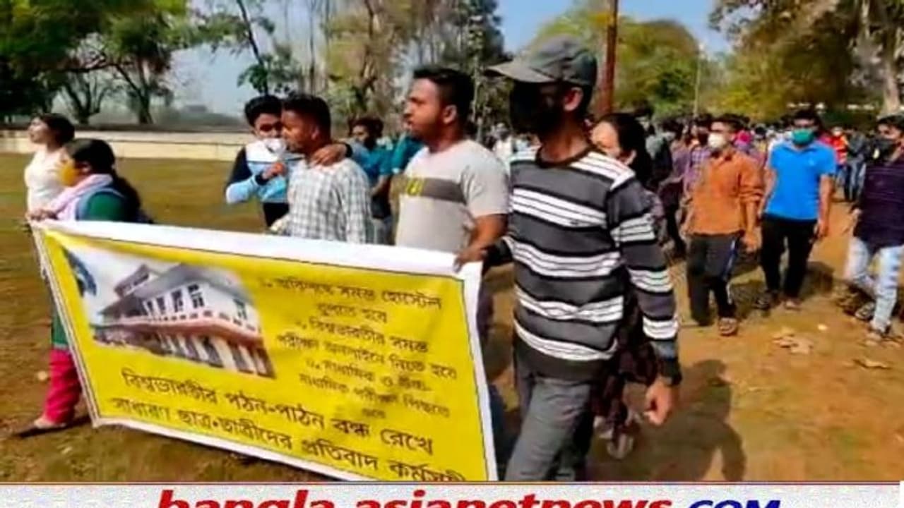 'হস্টেল খুলবে কবে', বিশ্বভারতীতে ক্যাম্পাস খুলতেই পথে নামেন পড়ুয়ারা, ঘেরাও জনসংযোগ আধিকারিককে 'হস্টেল খুলবে কবে', বিশ্বভারতীতে ক্যাম্পাস খুলতেই পথে নামেন পড়ুয়ারা, ঘেরাও জনসংযোগ আধিকারিককে