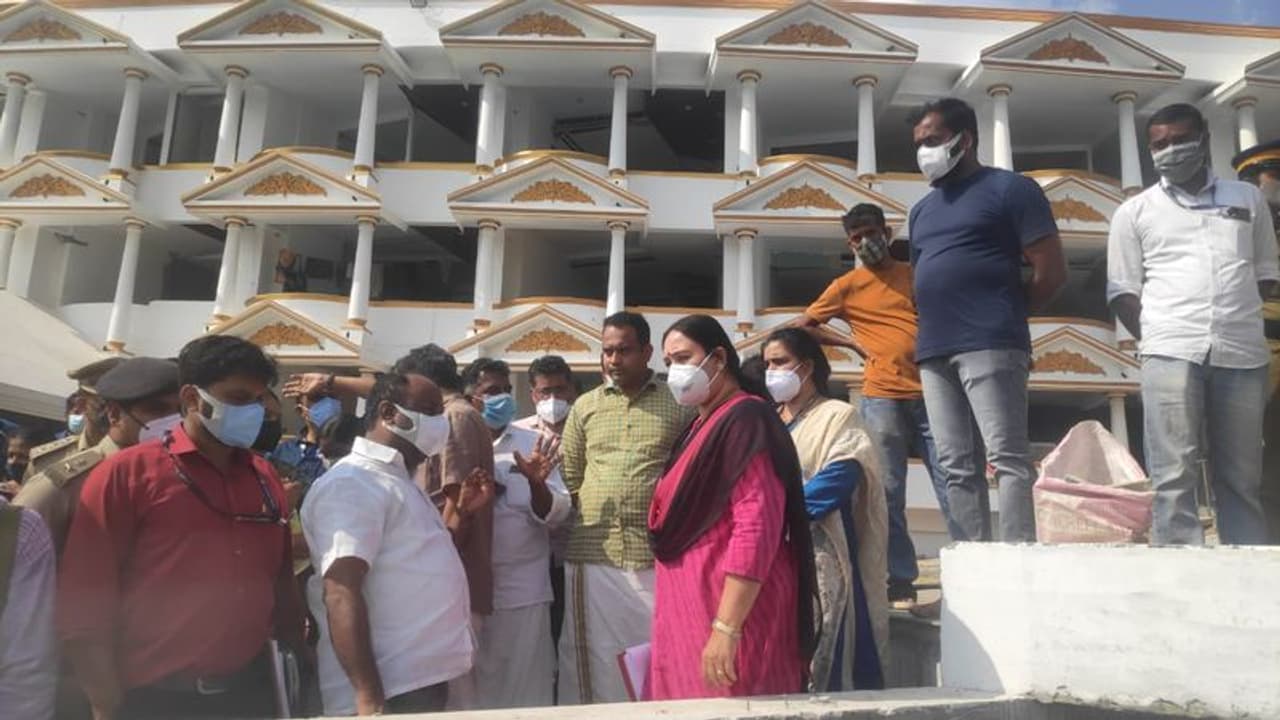 അനധികൃത കെട്ടിടം പരിശോധിക്കാനെത്തി; പരസ്യമായി ജില്ലാകലക്ടറോട് തര്‍ക്കിച്ച് പഞ്ചായത്ത് സെക്രട്ടറി