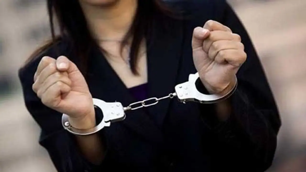 ఛీ..ఛీ.. ముగ్గురు విద్యార్థులతో లేడీ టీచర్ రాసలీలలు.. వీడియో తీసి.. వైరల్ చేసి.. దారుణం. ఛీ..ఛీ.. ముగ్గురు విద్యార్థులతో లేడీ టీచర్ రాసలీలలు.. వీడియో తీసి.. వైరల్ చేసి.. దారుణం.