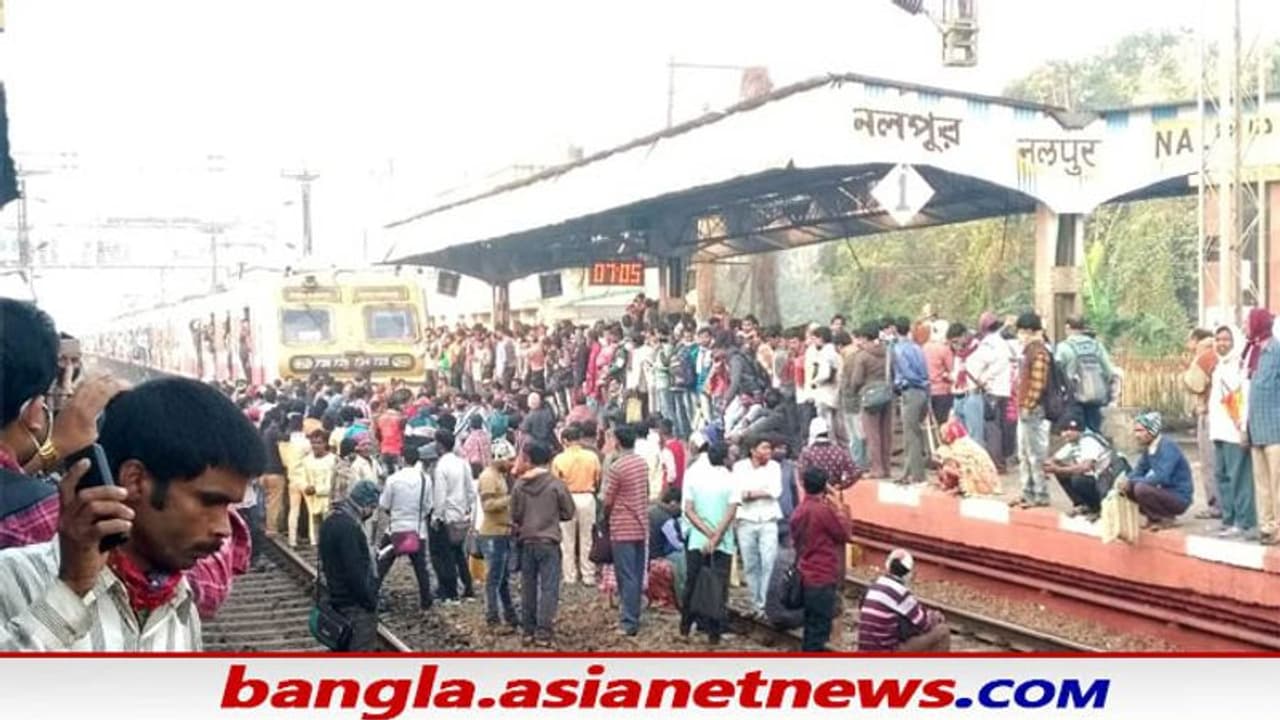আগের সময়েই চালাতে হবে ট্রেন, সপ্তাহের দ্বিতীয় দিনেই যাত্রী বিক্ষোভে উত্তাল নলপুর স্টেশন