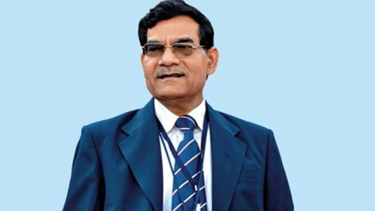 UP Chunav 2022: IAS की नौकरी छोड़ BJP में आए एके शर्मा, मऊ के विकास के लिए किए अनेकों काम UP Chunav 2022: IAS की नौकरी छोड़ BJP में आए एके शर्मा, मऊ के विकास के लिए किए अनेकों काम