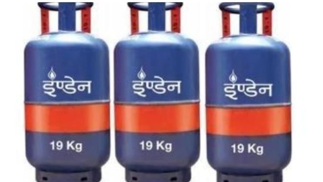 പാചക വാതക വില കുറച്ചു; വാണിജ്യ സിലിണ്ടറിന് കുറഞ്ഞത് 36 രൂപ 