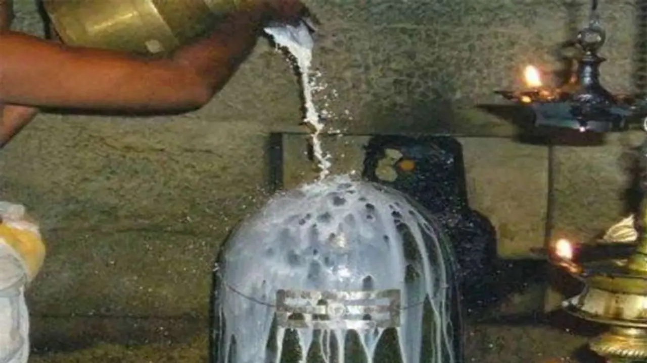 మహాశివరాత్రి: శివాలయాలకు పోటెత్తిన భక్తులు, ప్రత్యేక పూజలు