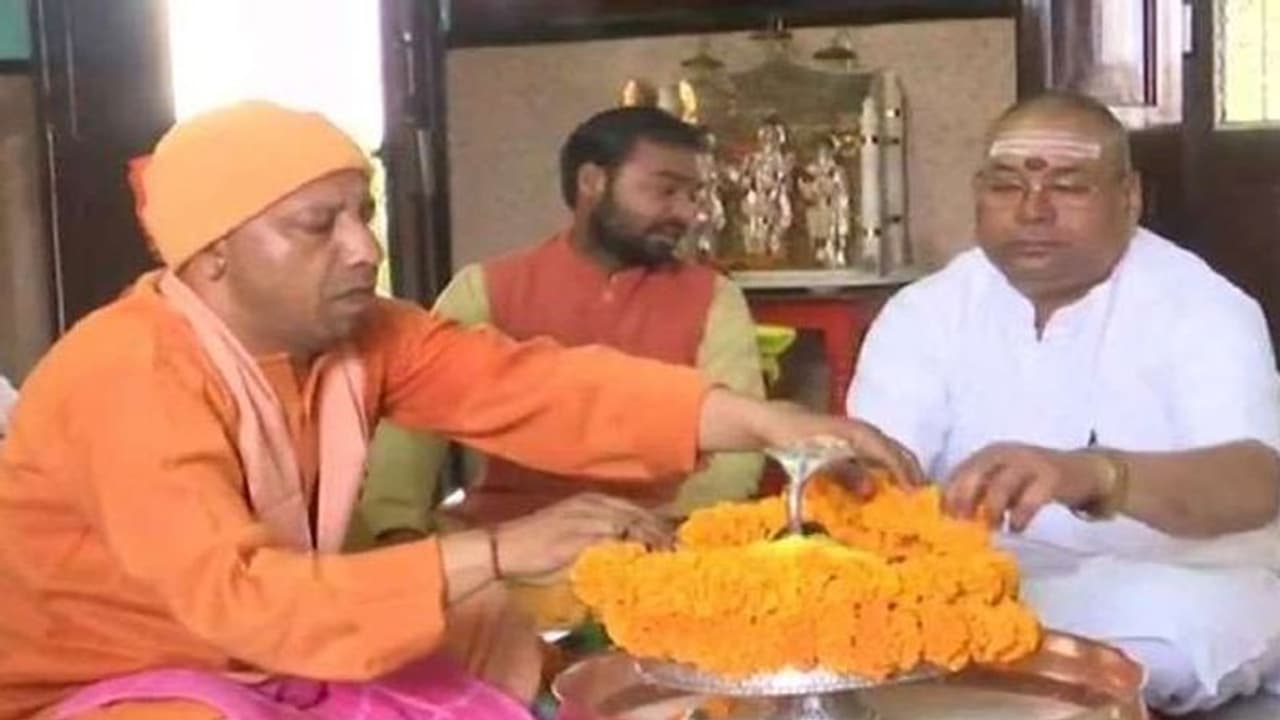 Mahashivratri 2022: महाशिवरात्रि के पावन पर्व पर CM योगी ने किया रुद्राभिषेक