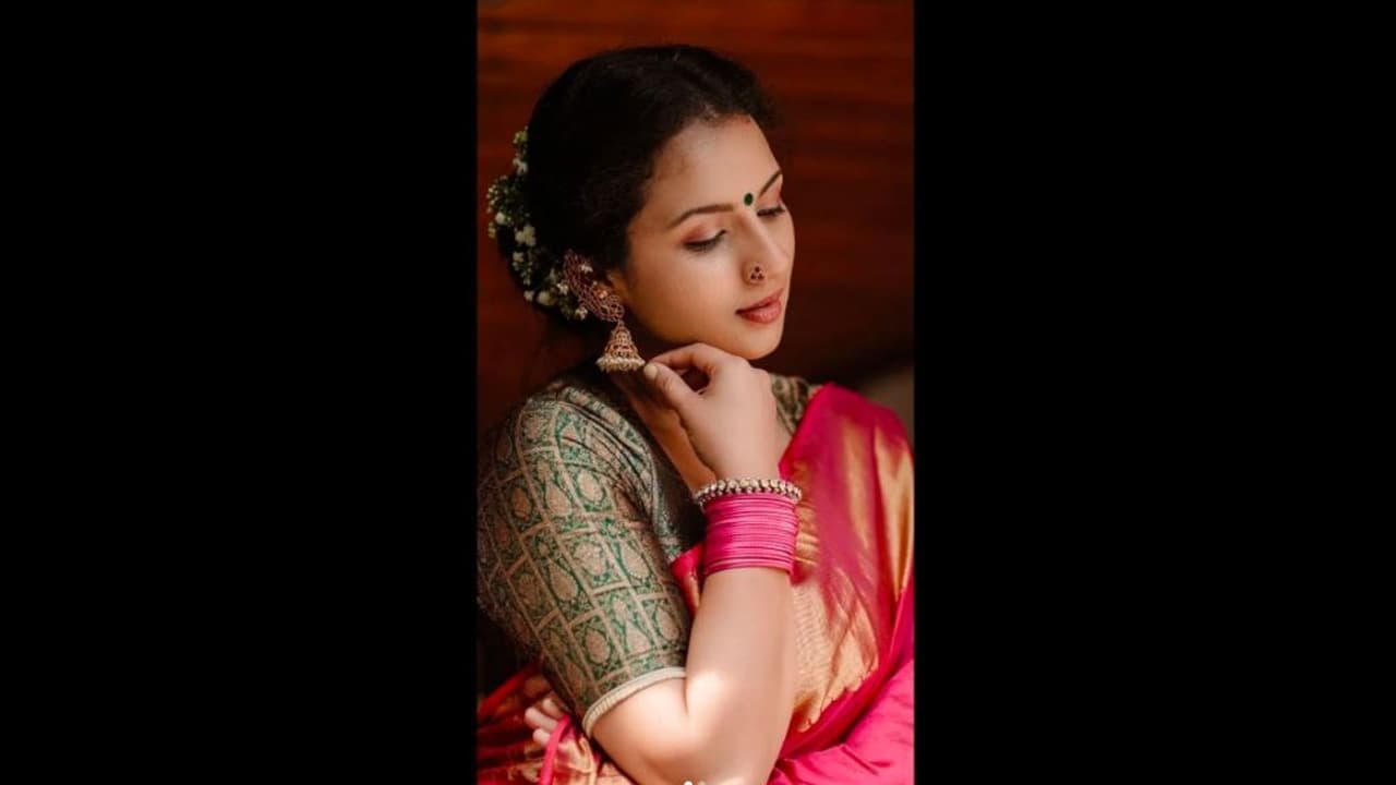 ಸೀರೆಯುಟ್ಟು ನಟಿ ಶ್ರುತಿ ಹರಿಹರನ್ ಮಿಂಚಿದರೆ ಹೆಚ್ಚು ದ್ವೇಷಿಸುವ ನಟಿ ನೀವೇ ಅನ್ನೋದಾ ಫ್ಯಾನ್! ಸೀರೆಯುಟ್ಟು ನಟಿ ಶ್ರುತಿ ಹರಿಹರನ್ ಮಿಂಚಿದರೆ ಹೆಚ್ಚು ದ್ವೇಷಿಸುವ ನಟಿ ನೀವೇ ಅನ್ನೋದಾ ಫ್ಯಾನ್!