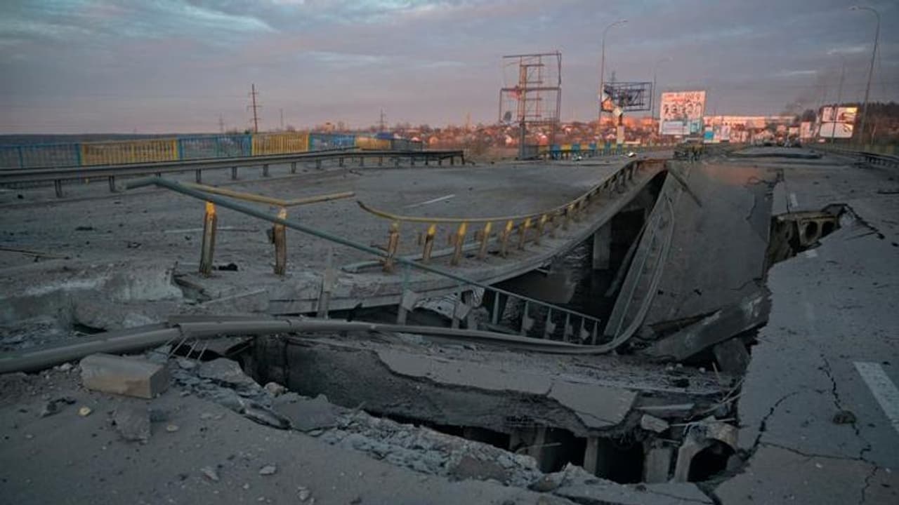 Ukraine crisis : குடியிருப்புகள் மீது ரஷ்யா தாக்குதல்... உக்ரைனின் கீவில் பொதுமுடக்கம் அமல்!!