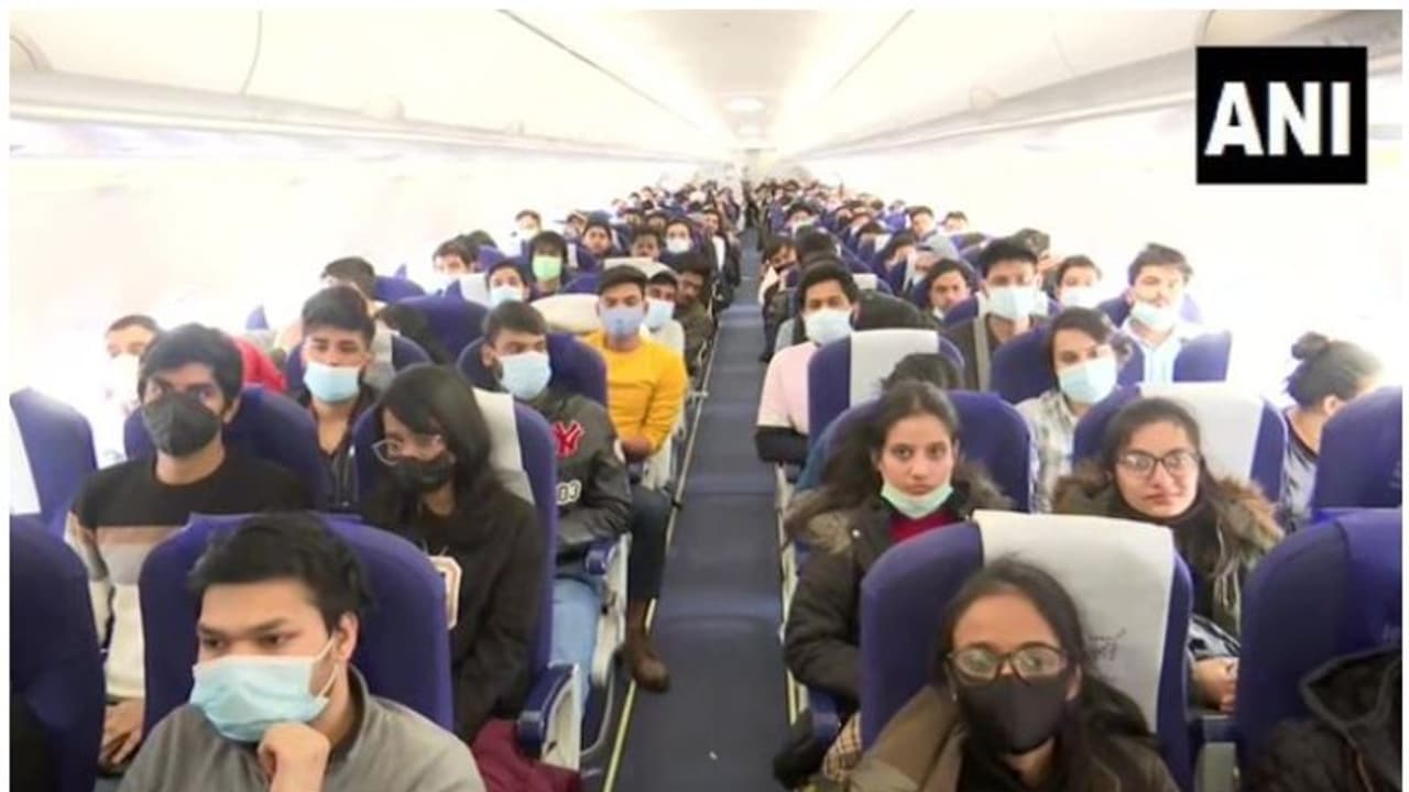 Ukraine Crisis : ജന്മനാടിൻ സുരക്ഷിതത്വത്തിൽ, രണ്ട് വിമാനങ്ങളിലായി 434 പേർ കൂടി ദില്ലിയിൽ Ukraine Crisis : ജന്മനാടിൻ സുരക്ഷിതത്വത്തിൽ, രണ്ട് വിമാനങ്ങളിലായി 434 പേർ കൂടി ദില്ലിയിൽ