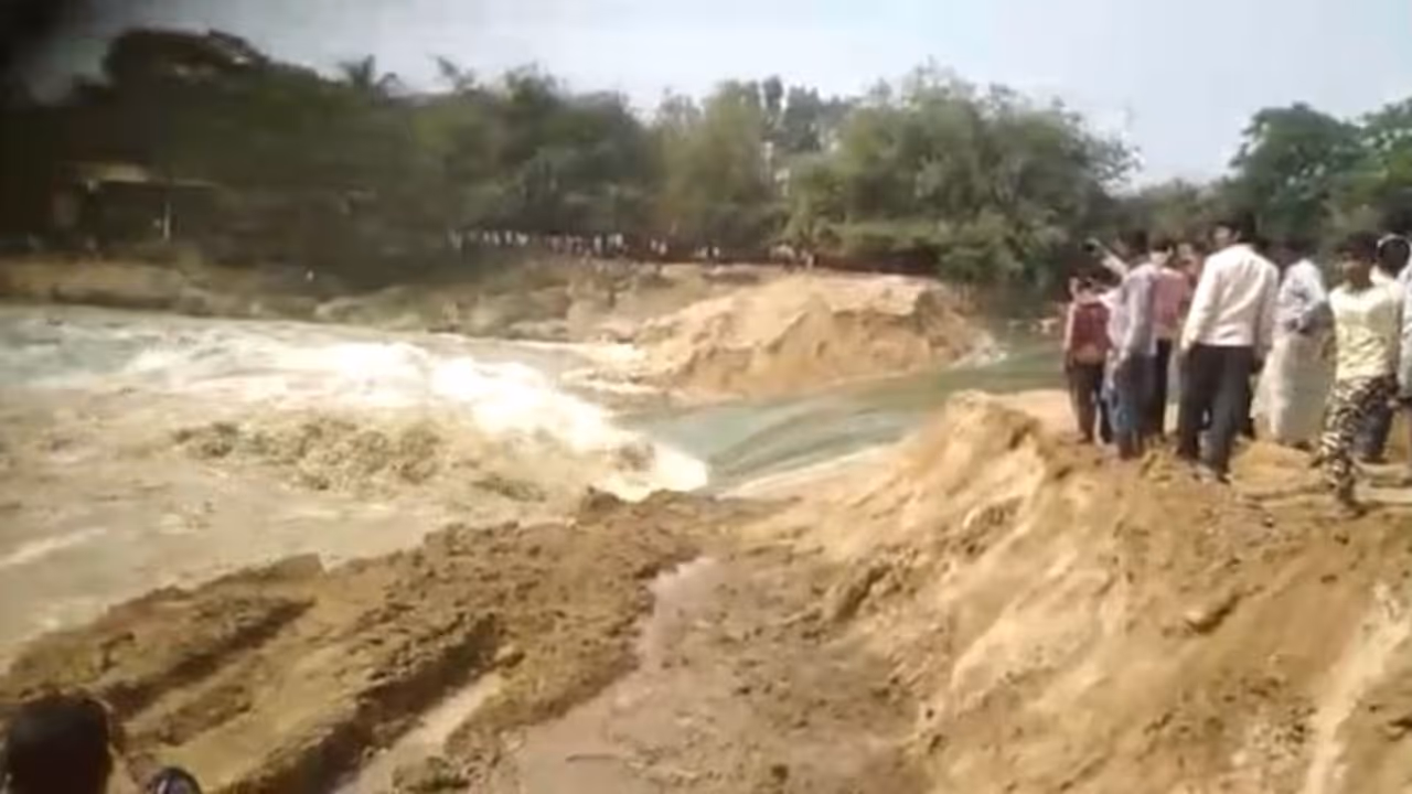ঝড় বৃষ্টি কিছুই নেই, সকালে আচমকাই দাসপুরে হুড়মুড়িয়ে ভেঙে পড়ল নবনির্মিত বাঁধ ঝড় বৃষ্টি কিছুই নেই, সকালে আচমকাই দাসপুরে হুড়মুড়িয়ে ভেঙে পড়ল নবনির্মিত বাঁধ