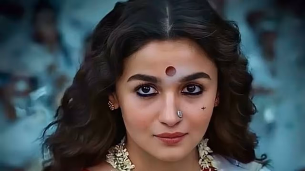 Gangubai Kathiwadi Collection: चौथे दिन आधी हुई Alia Bhatt की फिल्म की कमाई, महज इतने करोड़ रहा कलेक्शन Gangubai Kathiwadi Collection: चौथे दिन आधी हुई Alia Bhatt की फिल्म की कमाई, महज इतने करोड़ रहा कलेक्शन