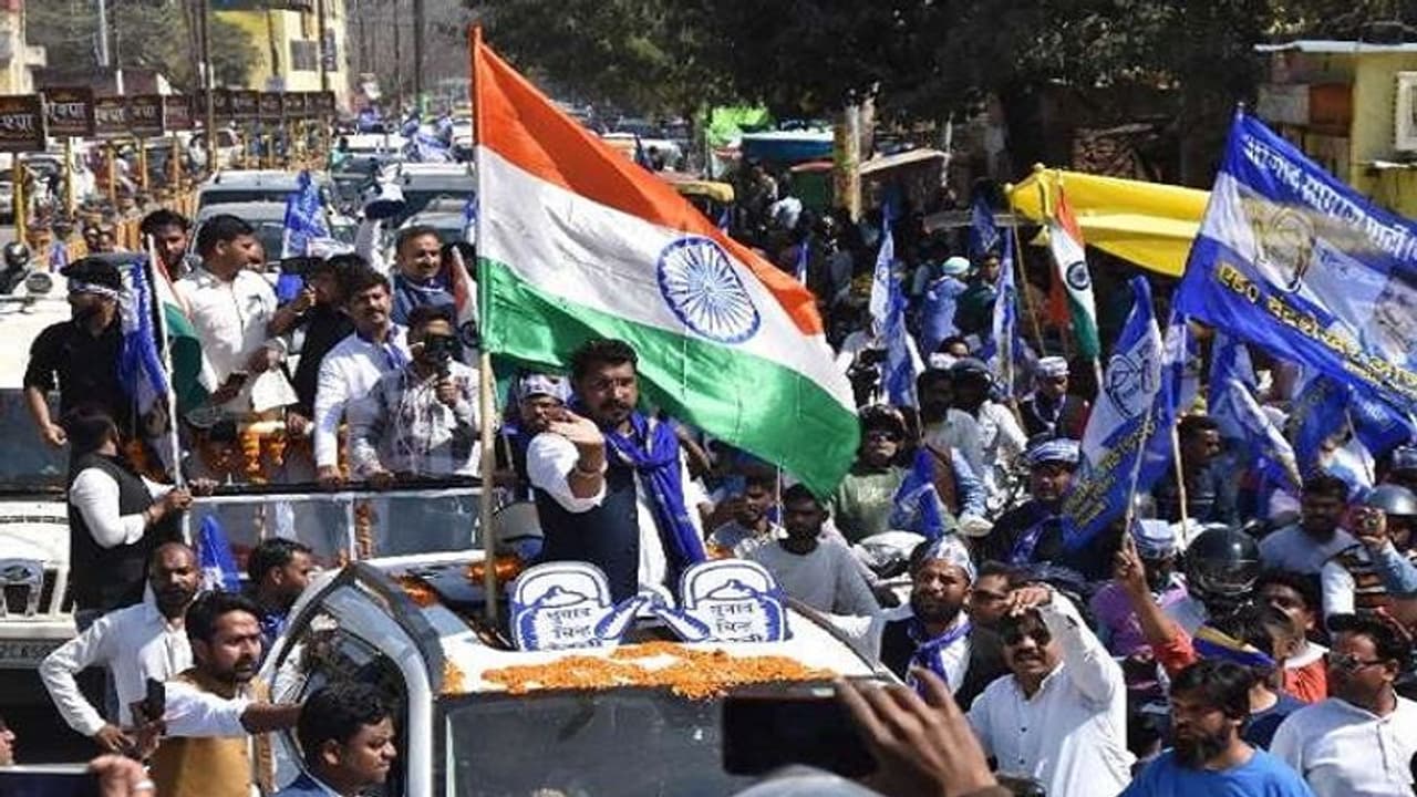 रोड शो के जरिए चंद्रशेखर ने सीएम योगी के गढ़ में दिखाई ताकत, खास रही ये चीजें रोड शो के जरिए चंद्रशेखर ने सीएम योगी के गढ़ में दिखाई ताकत, खास रही ये चीजें