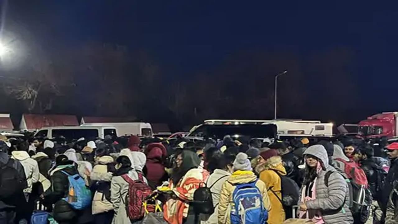 ഓപറേഷൻ ഗംഗ തുടരുന്നു: വ്യോമസേന വിമാനം റൊമാനിയയിൽ, മൾഡോവ അതിർത്തി തുറന്നെന്ന് കേന്ദ്രമന്ത്രി ഓപറേഷൻ ഗംഗ തുടരുന്നു: വ്യോമസേന വിമാനം റൊമാനിയയിൽ, മൾഡോവ അതിർത്തി തുറന്നെന്ന് കേന്ദ്രമന്ത്രി