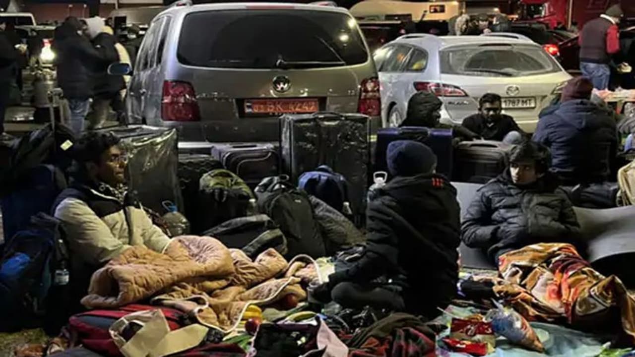 ಉಕ್ರೇನ್ನಲ್ಲಿ ಭೀಕರ ಪರಿಸ್ಥಿತಿ: ಅನ್ನ, ನೀರು ಇಲ್ಲ, ಗಡಿಗೆ ಬರೋದು ಅಪಾಯಕಾರಿ! ಉಕ್ರೇನ್ನಲ್ಲಿ ಭೀಕರ ಪರಿಸ್ಥಿತಿ: ಅನ್ನ, ನೀರು ಇಲ್ಲ, ಗಡಿಗೆ ಬರೋದು ಅಪಾಯಕಾರಿ!