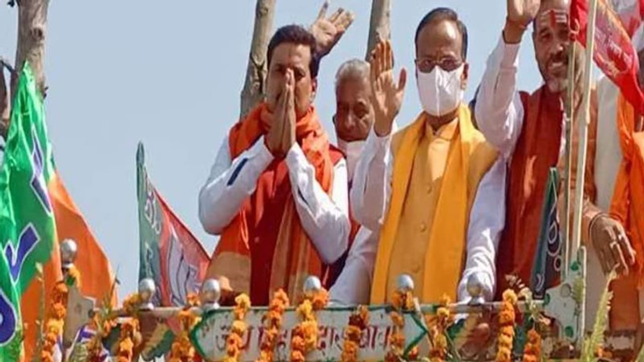 UP Chunav 2022: अंबेडकरनगर में डिप्टी CM दिनेश शर्मा ने किया रोड शो, कार्यकर्ताओं ने किया जोरदार स्वागत UP Chunav 2022: अंबेडकरनगर में डिप्टी CM दिनेश शर्मा ने किया रोड शो, कार्यकर्ताओं ने किया जोरदार स्वागत