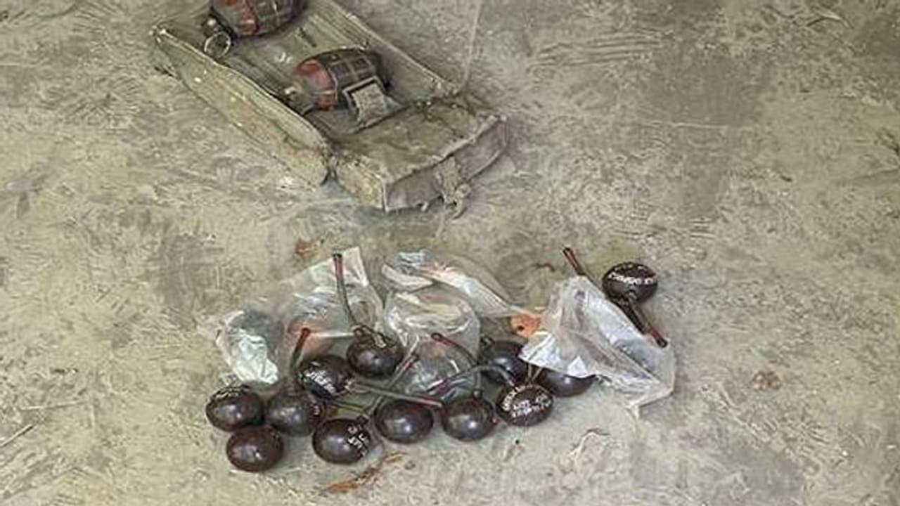 బైరెడ్డి సిద్దార్థ్ అనుచరుడి ఇంట్లో భారీగా నాటుబాంబులు... నంద్యాలలో కలకలం బైరెడ్డి సిద్దార్థ్ అనుచరుడి ఇంట్లో భారీగా నాటుబాంబులు... నంద్యాలలో కలకలం