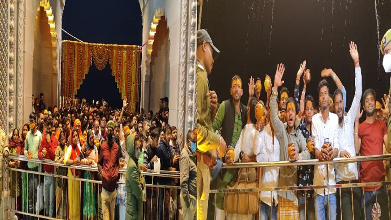 महाशिवरात्रि में बाबा विश्वनाथ के दरबार में भक्तों ने किया जलाभिषेक, प्रशासनिक व्यवस्था देख खुश हुए श्रद्धालु महाशिवरात्रि में बाबा विश्वनाथ के दरबार में भक्तों ने किया जलाभिषेक, प्रशासनिक व्यवस्था देख खुश हुए श्रद्धालु