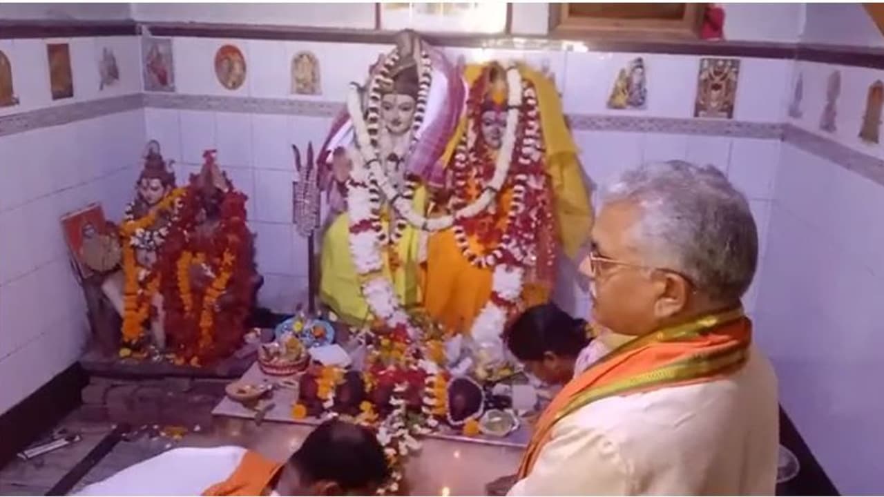 রাষ্ট্রপতির সঙ্গে ১১ দিনের আফ্রিকা সফরে দিলীপ ঘোষ, যাওয়ার আগে সারলেন শিবের পুজো রাষ্ট্রপতির সঙ্গে ১১ দিনের আফ্রিকা সফরে দিলীপ ঘোষ, যাওয়ার আগে সারলেন শিবের পুজো