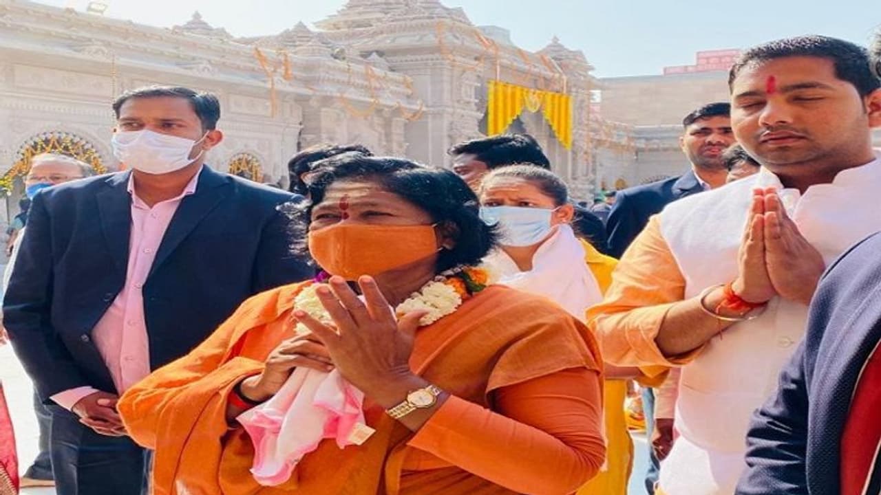 वाराणसी पहुंची साध्वी निरंजन ने विपक्ष पर साधा निशाना, कहा टिकट वितरण और महिलाओं को सम्मान देने में है अंतर वाराणसी पहुंची साध्वी निरंजन ने विपक्ष पर साधा निशाना, कहा टिकट वितरण और महिलाओं को सम्मान देने में है अंतर