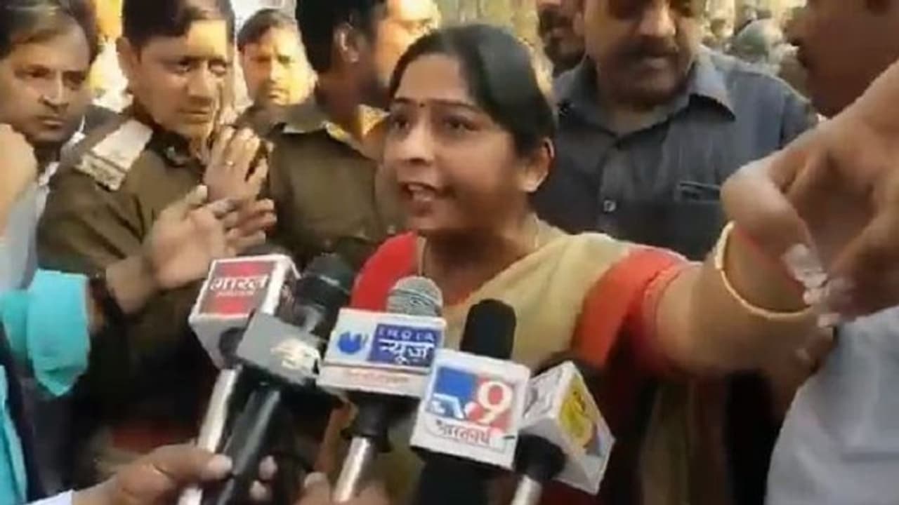 UP Chunav 2022: BJP सांसद संघमित्रा मौर्या और बेटे अशोक समेत 24 पर FIR दर्ज UP Chunav 2022: BJP सांसद संघमित्रा मौर्या और बेटे अशोक समेत 24 पर FIR दर्ज