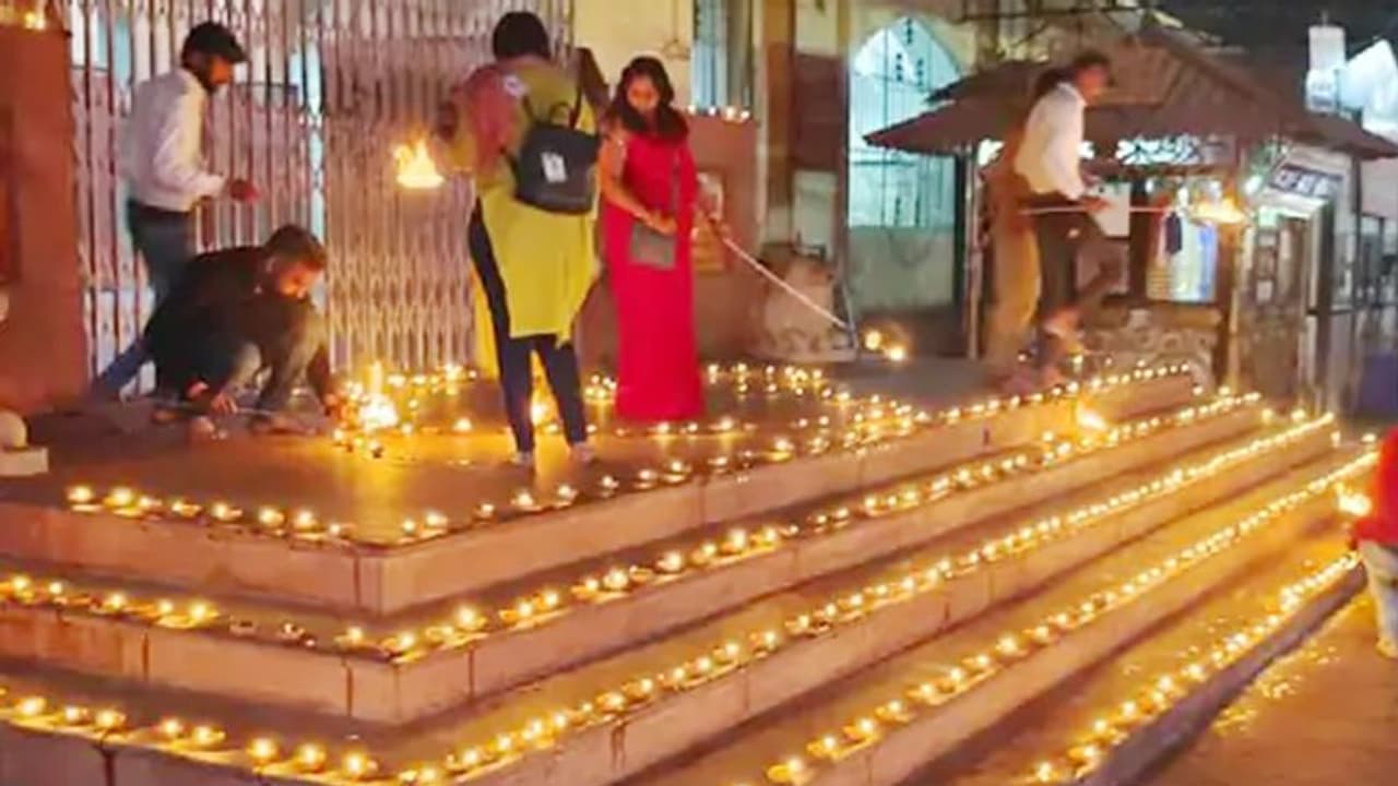 మహాకాల్ ఆలయంలో మహిళల డ్యాన్స్ వీడియో వైరల్... ఇద్దరు సెక్యురిటీ సిబ్బంది సస్పెండ్.. మహాకాల్ ఆలయంలో మహిళల డ్యాన్స్ వీడియో వైరల్... ఇద్దరు సెక్యురిటీ సిబ్బంది సస్పెండ్..