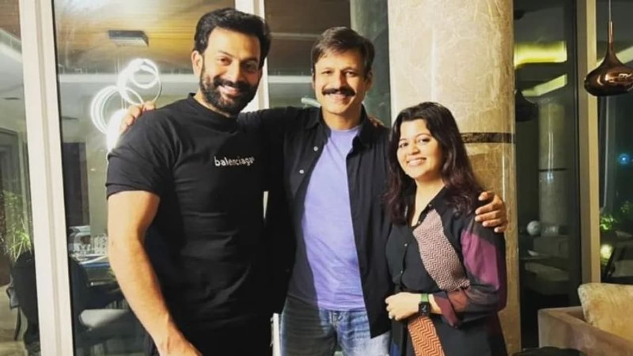 Vivek Oberoi Meets Prithviraj : ‘സയീദ് മസൂദും ബോബിയും ഒത്തുകൂടിയപ്പോൾ’, ചിത്രം പങ്കുവച്ച് സുപ്രിയ Vivek Oberoi Meets Prithviraj : ‘സയീദ് മസൂദും ബോബിയും ഒത്തുകൂടിയപ്പോൾ’, ചിത്രം പങ്കുവച്ച് സുപ്രിയ