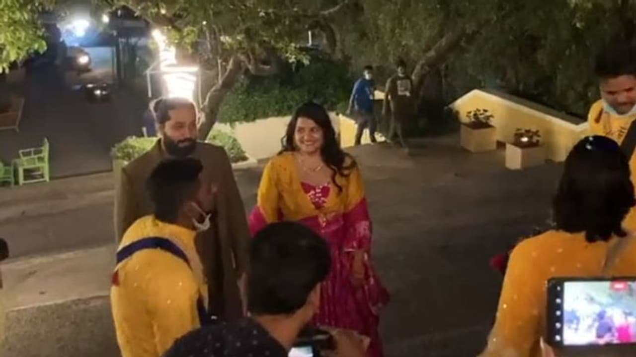 Shahid Kapoor की बहन सना कपूर की संगीत सेरेमनी का Video आया सामने, मयंक पाहवा के संग बेहद हसीन दिखीं Sanah Shahid Kapoor की बहन सना कपूर की संगीत सेरेमनी का Video आया सामने, मयंक पाहवा के संग बेहद हसीन दिखीं Sanah