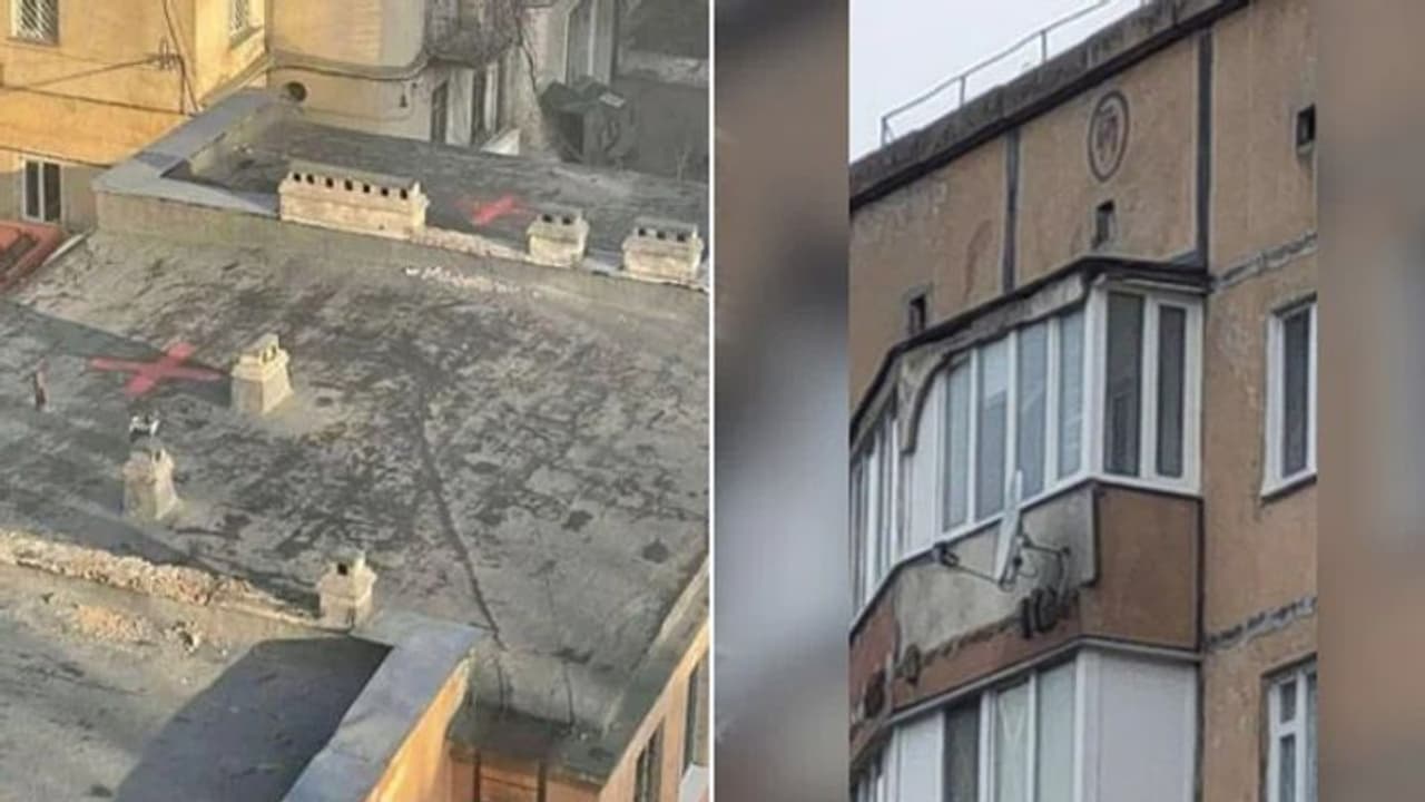 Russia Ukraine War : യുക്രൈന് കെട്ടിടങ്ങള്ക്ക് മുകളില് കടുംചുവപ്പില് ദുരൂഹ ചിഹ്നങ്ങള്; ഇതിന് പിന്നില് Russia Ukraine War : യുക്രൈന് കെട്ടിടങ്ങള്ക്ക് മുകളില് കടുംചുവപ്പില് ദുരൂഹ ചിഹ്നങ്ങള്; ഇതിന് പിന്നില്