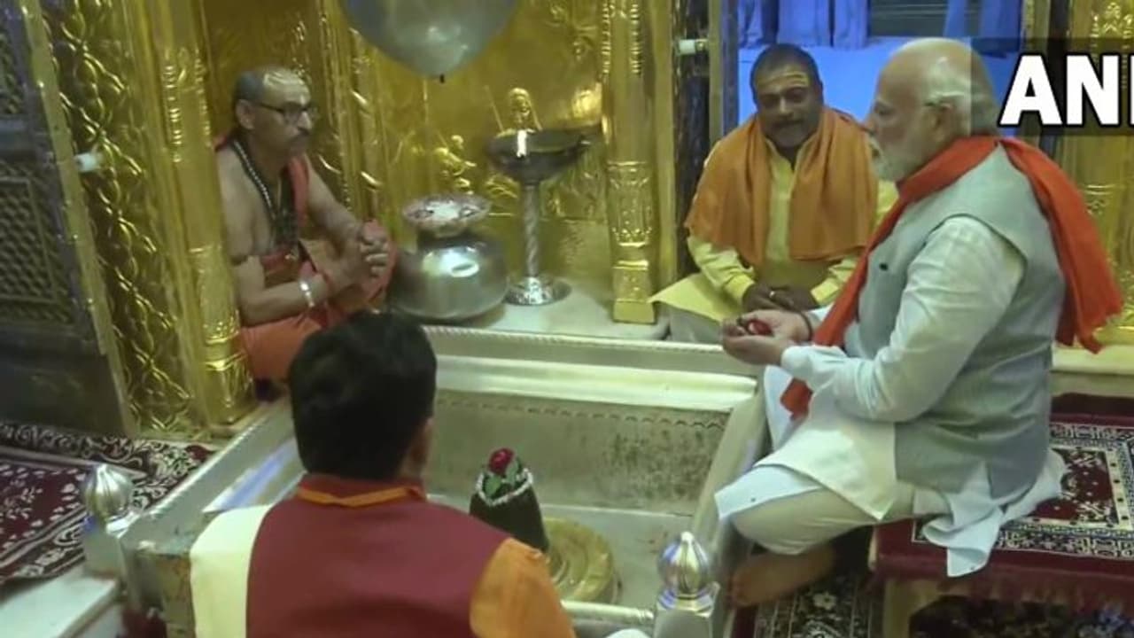 প্রধানমন্ত্রী মোদীর মায়ের ওজনের সমান সোনা দান কাশী বিশ্বনাথ মন্দিরে, সেজে উঠছে গর্ভগৃহ প্রধানমন্ত্রী মোদীর মায়ের ওজনের সমান সোনা দান কাশী বিশ্বনাথ মন্দিরে, সেজে উঠছে গর্ভগৃহ