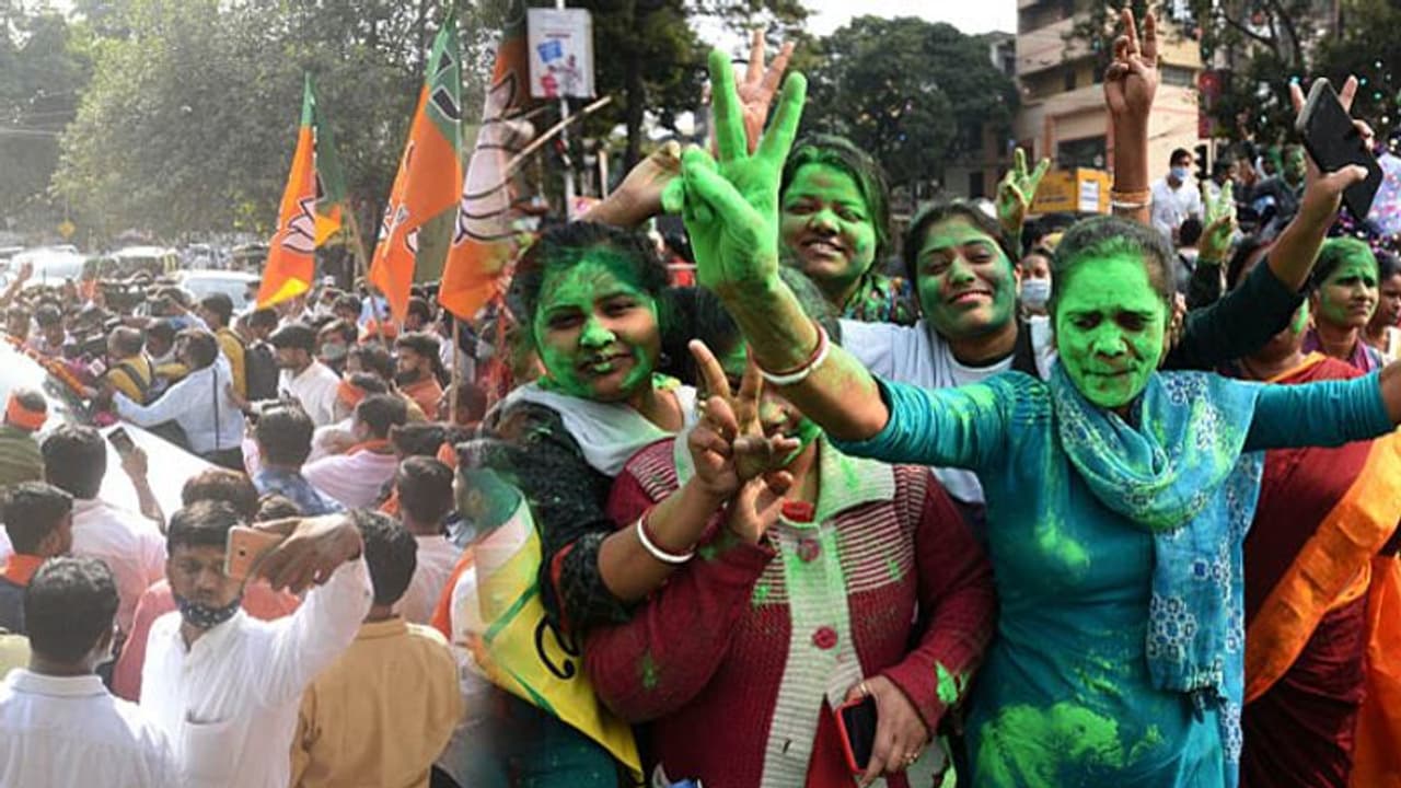 করোনা ফাঁস আলগা হতেই বিজয় মিছিলে অনুমতি, ফল প্রকাশের দিনেই বড় ঘোষণা কমিশনের করোনা ফাঁস আলগা হতেই বিজয় মিছিলে অনুমতি, ফল প্রকাশের দিনেই বড় ঘোষণা কমিশনের