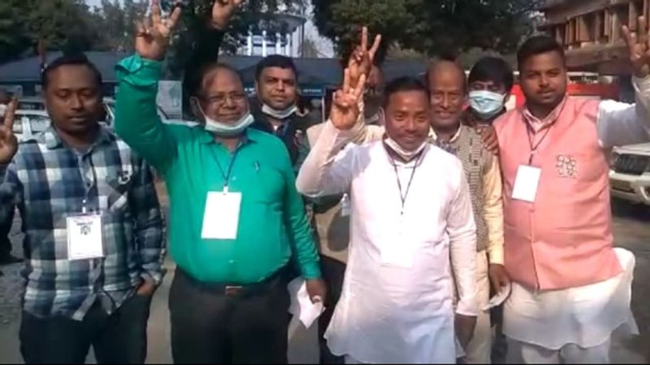 মাথাভাঙা পুরসভা নির্বাচনে জয় দিয়ে খাতা খুলল তৃণমূল, প্রথম তিনটি ওয়ার্ডে জয়ী ঘাসফুল প্রার্থীরা মাথাভাঙা পুরসভা নির্বাচনে জয় দিয়ে খাতা খুলল তৃণমূল, প্রথম তিনটি ওয়ার্ডে জয়ী ঘাসফুল প্রার্থীরা