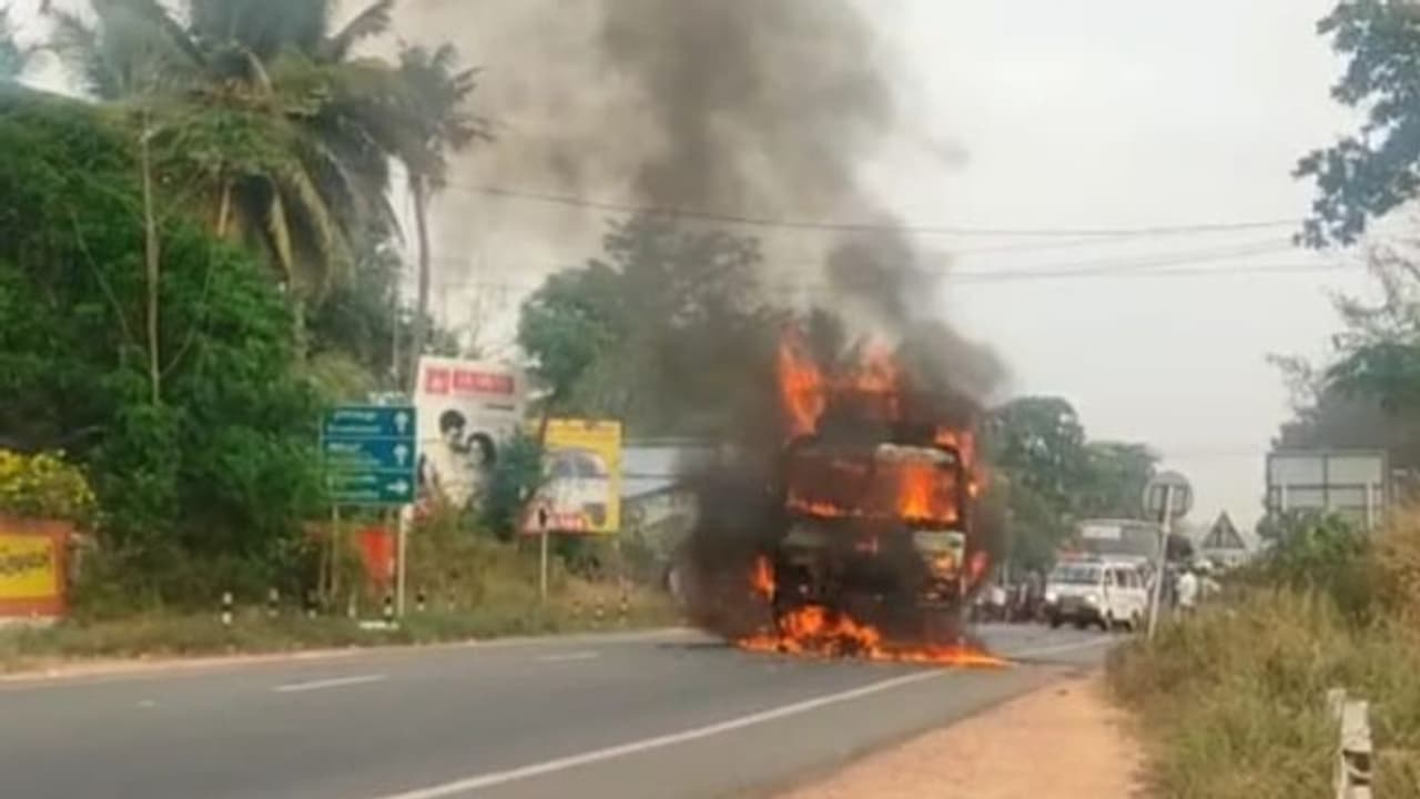 ആറ്റിങ്ങലിൽ ബൈക്കിടിച്ച് ലോറി കത്തിനശിച്ചു, ബൈക്ക് യാത്രികൻ മരിച്ചു ആറ്റിങ്ങലിൽ ബൈക്കിടിച്ച് ലോറി കത്തിനശിച്ചു, ബൈക്ക് യാത്രികൻ മരിച്ചു