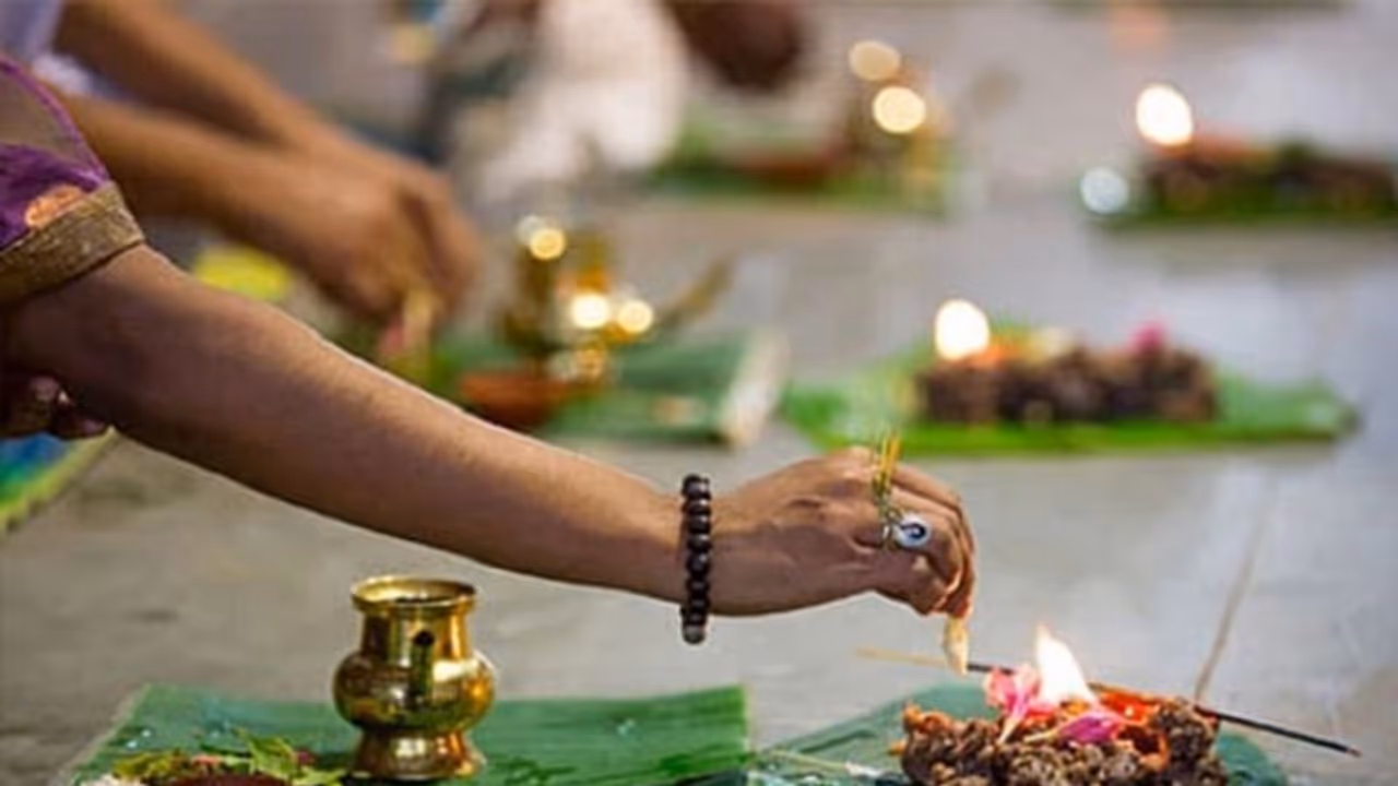 Falgun Amavasya 2022: पितृ दोष के अशुभ प्रभाव से बचा सकते हैं ये उपाय, आज फाल्गुन अमावस्या पर करें Falgun Amavasya 2022: पितृ दोष के अशुभ प्रभाव से बचा सकते हैं ये उपाय, आज फाल्गुन अमावस्या पर करें