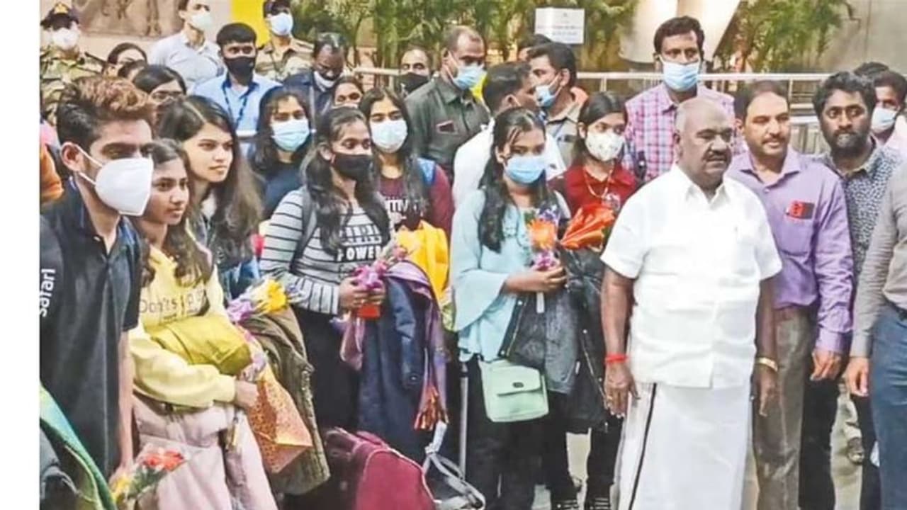 இந்தியர்கள் என்று சென்னால் உக்ரைன் எல்லையில் தாக்குகிறார்கள்.. நாடு திரும்பிய மாணவர்கள் பகீர். இந்தியர்கள் என்று சென்னால் உக்ரைன் எல்லையில் தாக்குகிறார்கள்.. நாடு திரும்பிய மாணவர்கள் பகீர்.