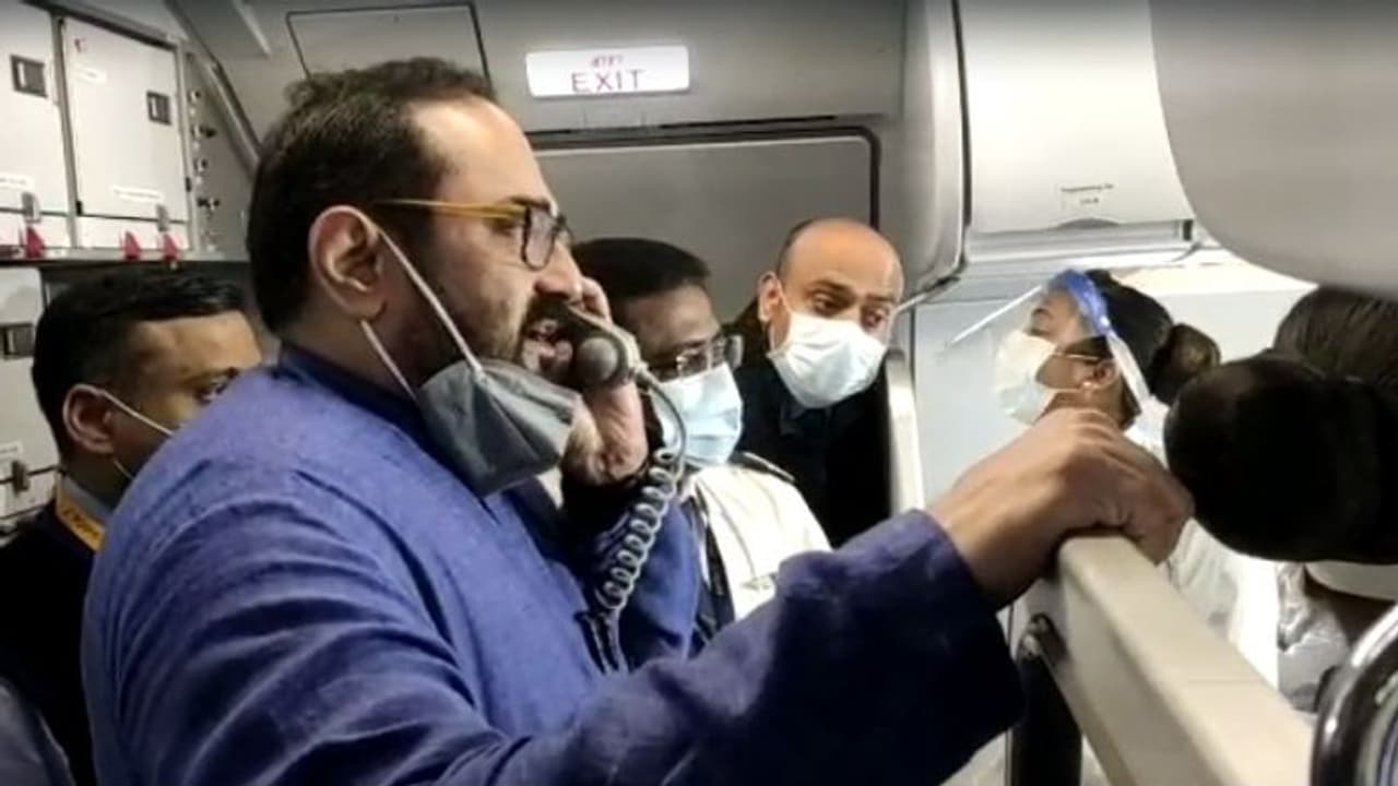 ইউক্রেন থেকে ফেরা ভারতীদের 'জয়হিন্দ' স্লোগান তুলে স্বাগত রাজীব চন্দ্রশেখরের