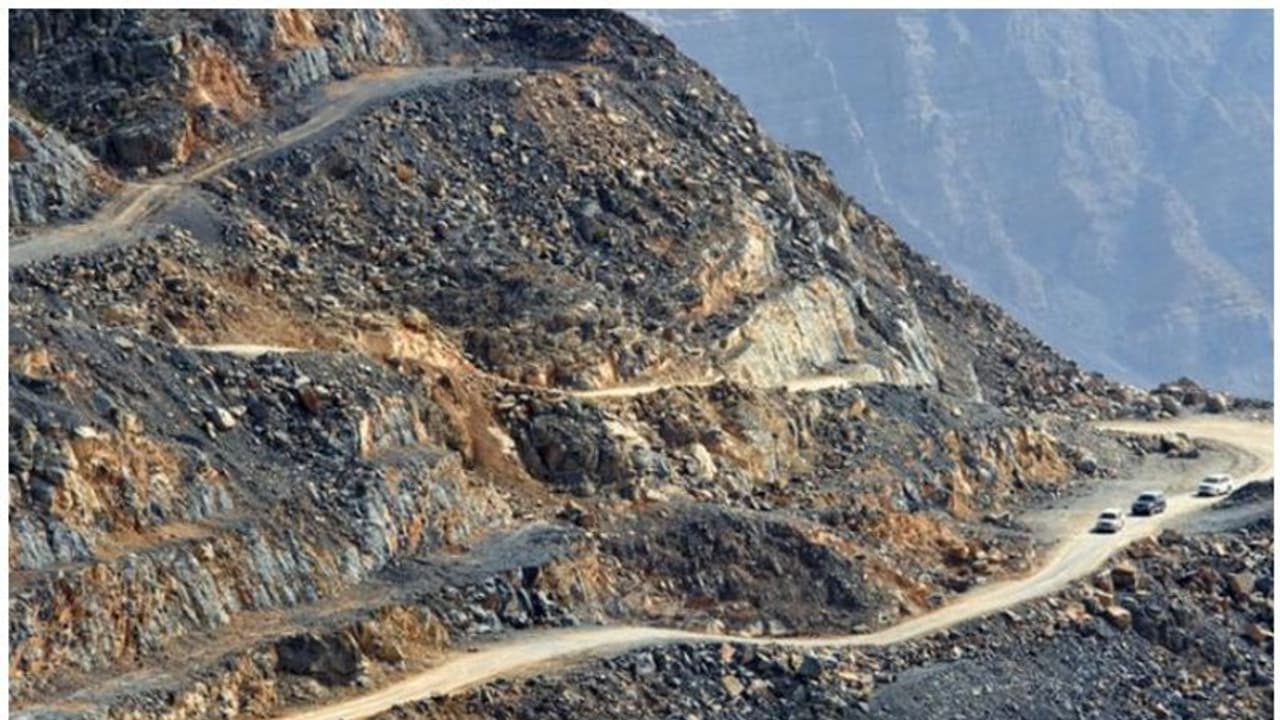 Injured Man Rescued : യുഎഇയില് പാറക്കെട്ടില് നിന്ന് വീണ് പരിക്കേറ്റ യുവാവിനെ രക്ഷപ്പെടുത്തി സിവില് ഡിഫന്സ് Injured Man Rescued : യുഎഇയില് പാറക്കെട്ടില് നിന്ന് വീണ് പരിക്കേറ്റ യുവാവിനെ രക്ഷപ്പെടുത്തി സിവില് ഡിഫന്സ്