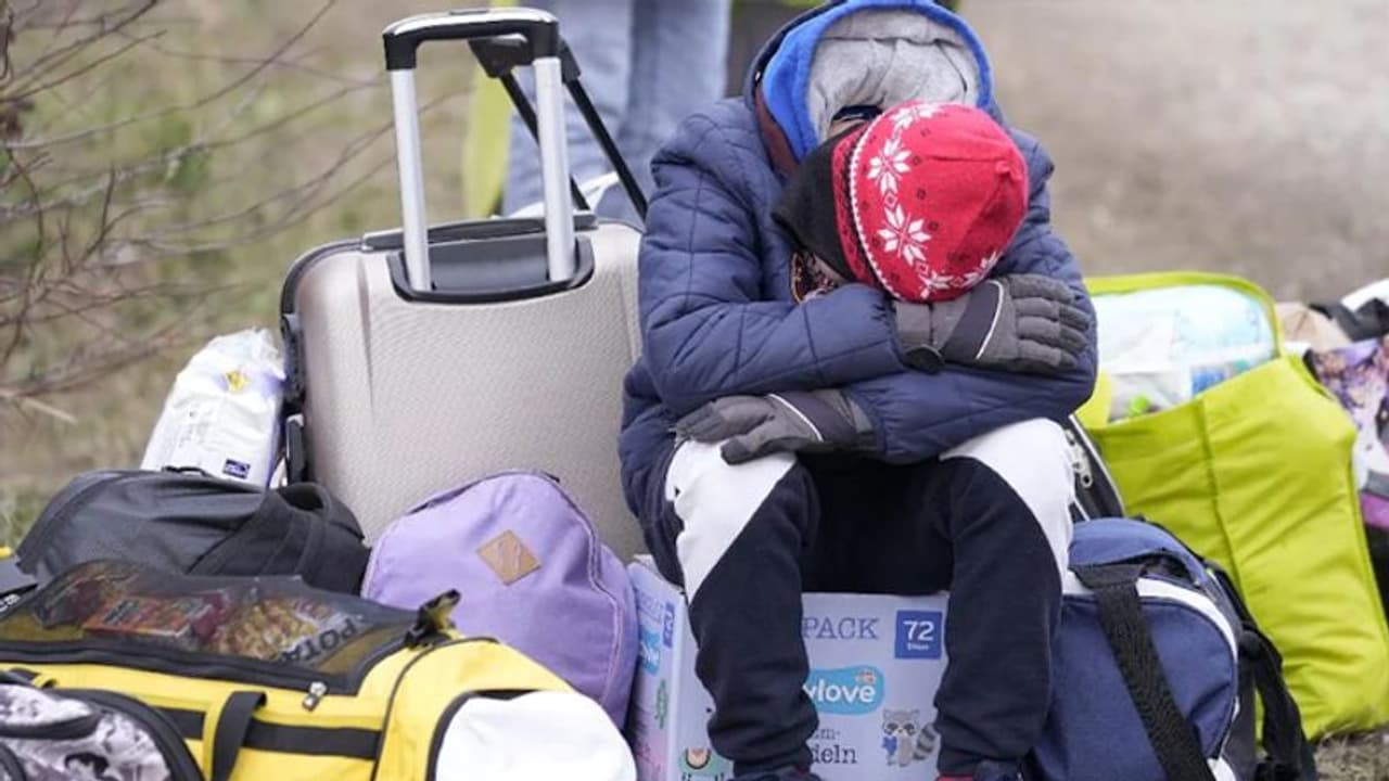 यूक्रेन में फंसी बेटी के लिए बिलख रहा परिवार, मां रोते हुए बोली 48 घंटे से बात नहीं हुई, वो कहां है पता नहीं यूक्रेन में फंसी बेटी के लिए बिलख रहा परिवार, मां रोते हुए बोली 48 घंटे से बात नहीं हुई, वो कहां है पता नहीं