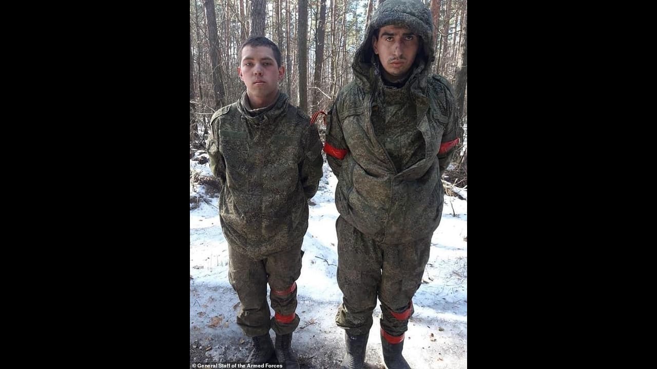 यूक्रेन ने रूसी सैनिकों का कराया परेड, बंदियों की माताओं को बुलाया, रेडक्रॉस की दुव्यर्वहार न करने की चेतावनी यूक्रेन ने रूसी सैनिकों का कराया परेड, बंदियों की माताओं को बुलाया, रेडक्रॉस की दुव्यर्वहार न करने की चेतावनी