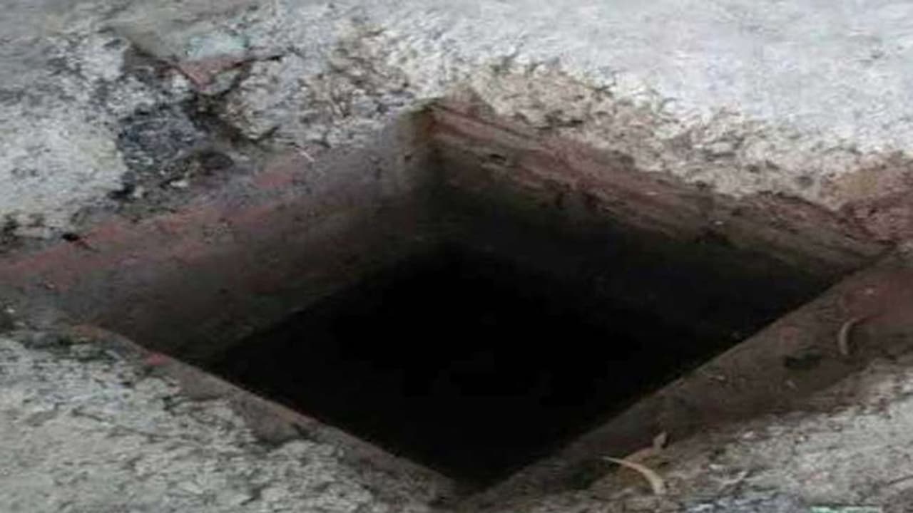 पुणे में दर्दनाक हादसा, सैप्टिक टैंक की सफाई के दौरान चार मजदूरों का दम घुटा, तड़प तड़पकर मौत पुणे में दर्दनाक हादसा, सैप्टिक टैंक की सफाई के दौरान चार मजदूरों का दम घुटा, तड़प तड़पकर मौत