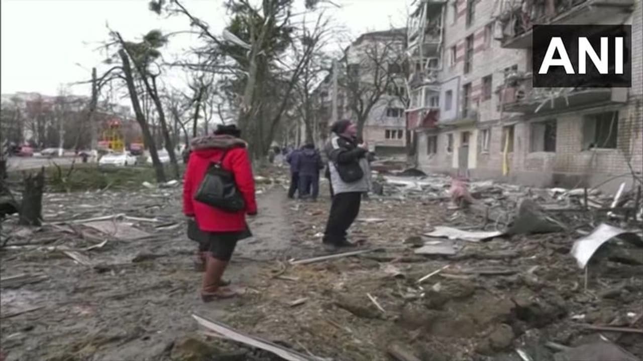 Russia Ukraine crisis: வெறியுடன் தாக்கும் ரஷ்யா.. மகப்பேறு மருத்துவமனை மீது தாக்குதல்.. 2 பேர் பலி