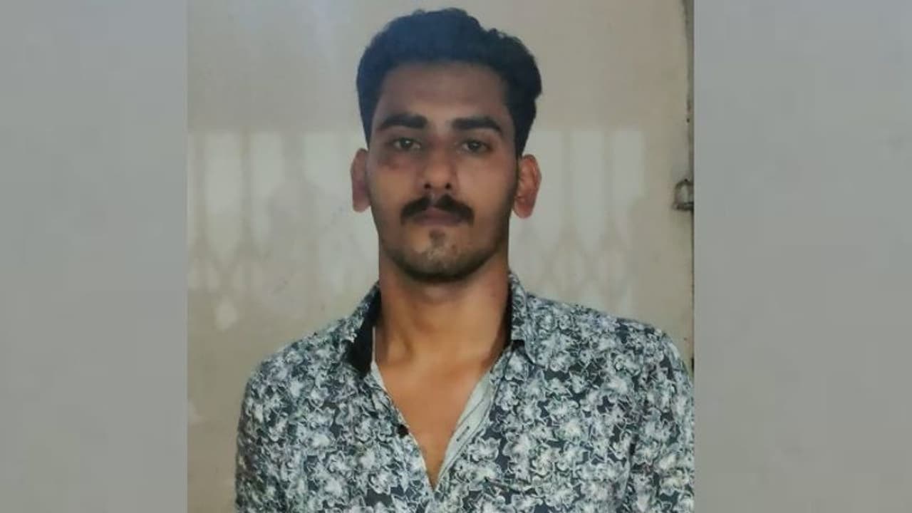 Murder case accused: പരോളിൽ കഴിഞ്ഞുവന്ന കൊലക്കേസ് പ്രതി ഒരു കിലോ കഞ്ചാവുമായി അറസ്റ്റിൽ Murder case accused: പരോളിൽ കഴിഞ്ഞുവന്ന കൊലക്കേസ് പ്രതി ഒരു കിലോ കഞ്ചാവുമായി അറസ്റ്റിൽ