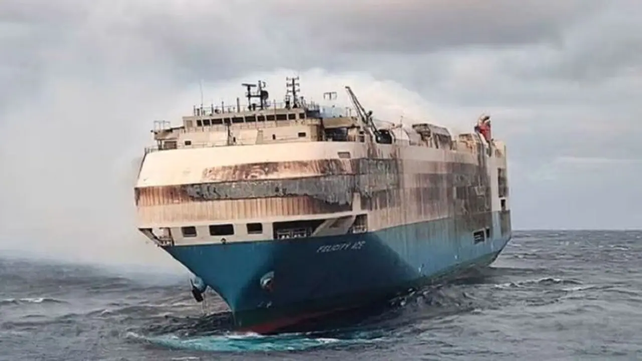 వేల కోట్ల నష్టం: నీటిలో మునిగిపోయిన పోర్షే, బెంట్లీ, లంబోర్ఘిని, ఫోక్స్వ్యాగన్ వంటి లగ్జరీ కార్లు.. వేల కోట్ల నష్టం: నీటిలో మునిగిపోయిన పోర్షే, బెంట్లీ, లంబోర్ఘిని, ఫోక్స్వ్యాగన్ వంటి లగ్జరీ కార్లు..