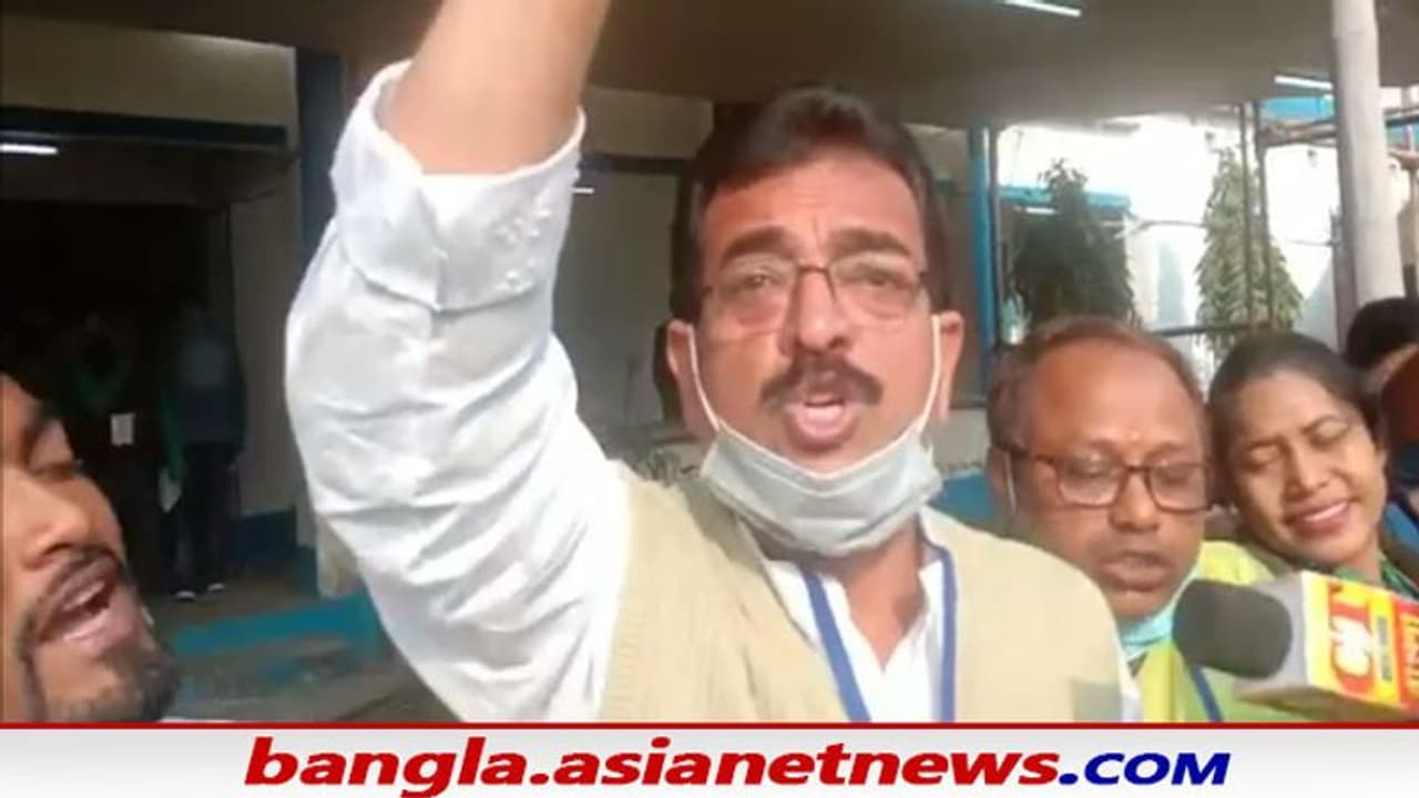 তৃণমূলের টিকিটে দাঁড়ানো মা হারল নির্দল ছেলে, কোচবিহারের ঘটনায় সাড়া পড়েছে রাজনৈতিক মহলে তৃণমূলের টিকিটে দাঁড়ানো মা হারল নির্দল ছেলে, কোচবিহারের ঘটনায় সাড়া পড়েছে রাজনৈতিক মহলে