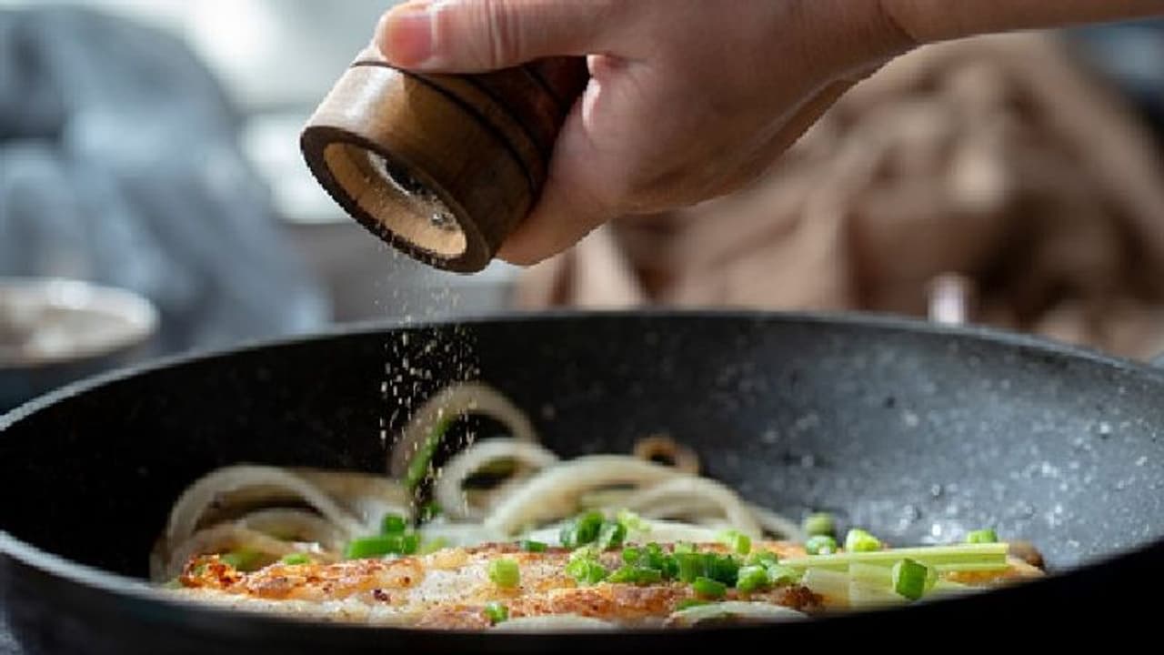 একঘেঁয়ে চিলি চিকেন কিংবা চিকেন কষা আর নয়, বানিয়ে ফেলুন কাজু চিকেন, রইল রেসিপি