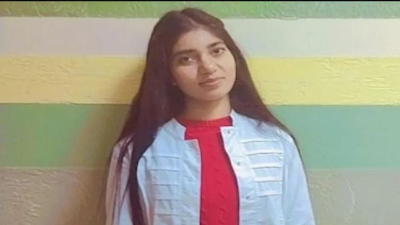 प्रधान रहते हुए MBBS करने पहुंची विदेश, यूक्रेन में फंसी यूपी की छात्रा की खुल गई पोल प्रधान रहते हुए MBBS करने पहुंची विदेश, यूक्रेन में फंसी यूपी की छात्रा की खुल गई पोल