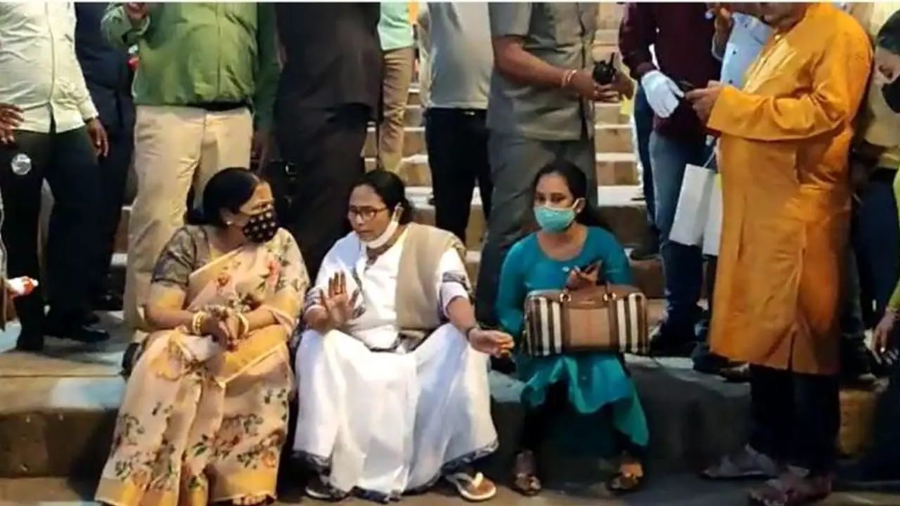 যোগী রাজ্যে পা দিতেই বাড়ল উত্তেজনা, 'জয় শ্রীরাম' স্লোগানে 'স্বাগত' মমতাকে যোগী রাজ্যে পা দিতেই বাড়ল উত্তেজনা, 'জয় শ্রীরাম' স্লোগানে 'স্বাগত' মমতাকে