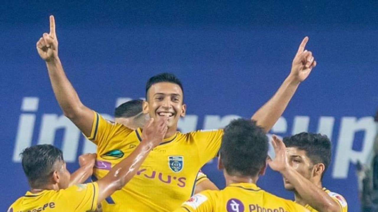 ഹൃദയഭേദകം; കരച്ചില് അടക്കിപ്പിടിച്ച് സഹല് അബ്ദുള് സമദിന് മഞ്ഞപ്പടയുടെ യാത്രയപ്പ്, ആശംസ ഹൃദയഭേദകം; കരച്ചില് അടക്കിപ്പിടിച്ച് സഹല് അബ്ദുള് സമദിന് മഞ്ഞപ്പടയുടെ യാത്രയപ്പ്, ആശംസ