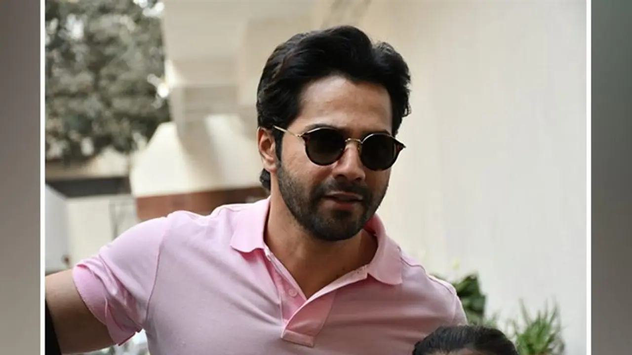 পোষ্যকে নিয়ে আদরে সোহাগে বরুণ নাতাশা, ইন্সটা রিলের মজা উপভোগ নেটপাড়ার বাসিন্দাদের